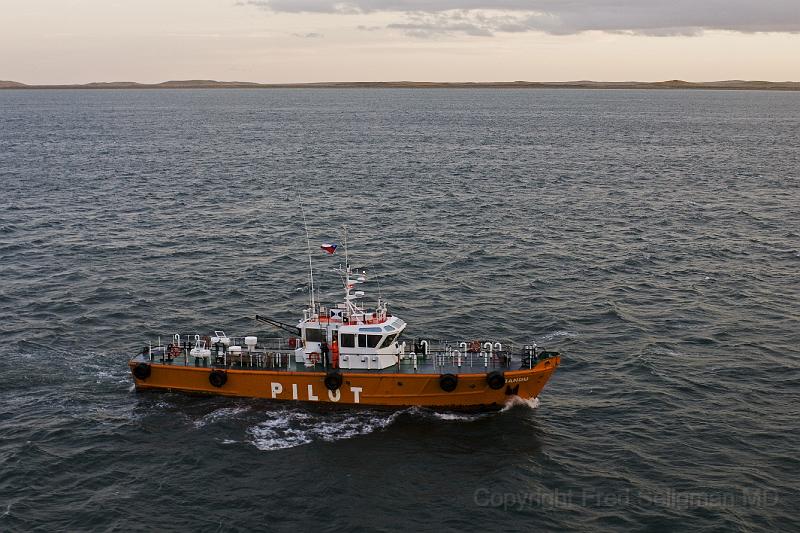 20071212 214211 D200 c 3800x2500.jpg - Tug boat bringing pilot on-board to navigate our passage through the Straights of Magellan